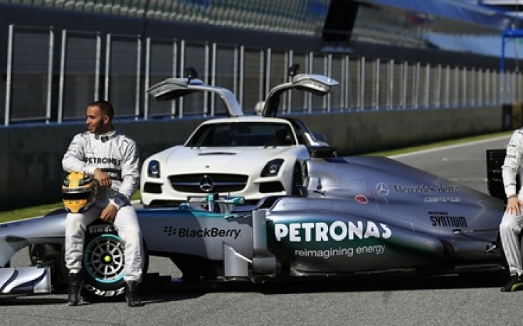 СНИМКИ: Люис Хамилтън представи новия болид на Мерцедес