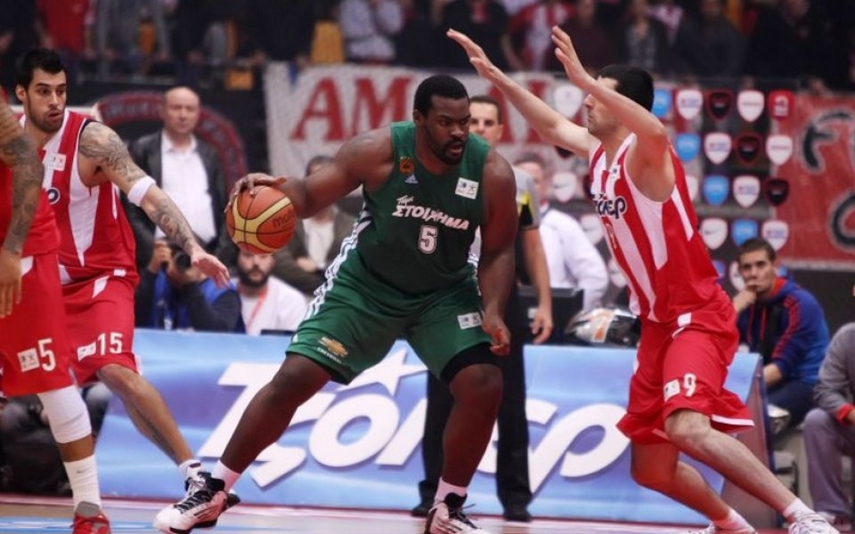 Олимпиакос взе голямото дерби срещу ПАО в изненадващо приятелски тон