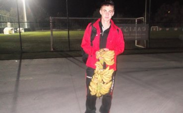 Младок от Локо Сф черпи с банани за повиквателна в националния