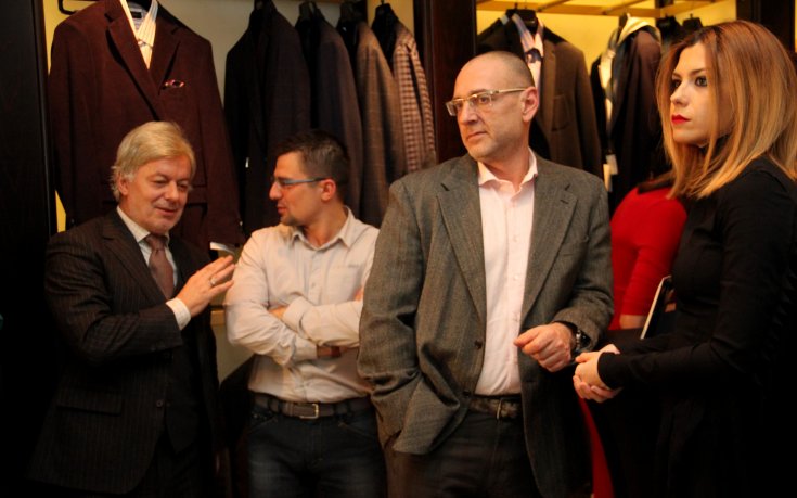 СНИМКИ: Антон Генов и Вальо Михов се заинтригуваха от плат със златни нишки