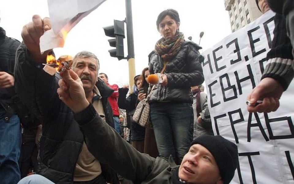 Бурни протести в цялата страна срещу сметките за ток и парно