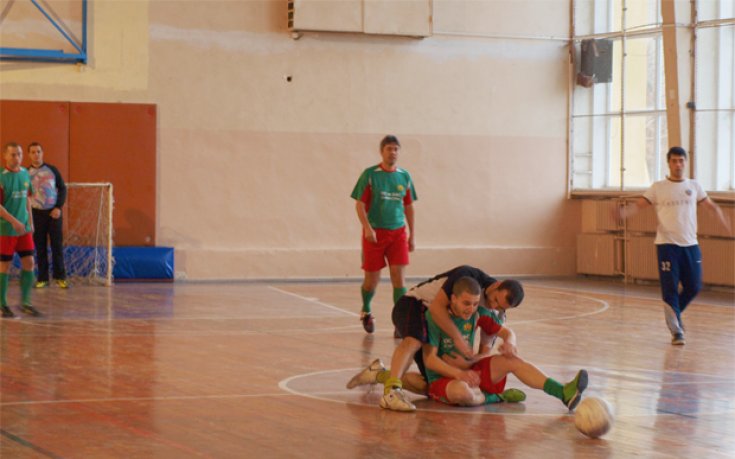 Реферите от Силистра  с купа от футболен турнир