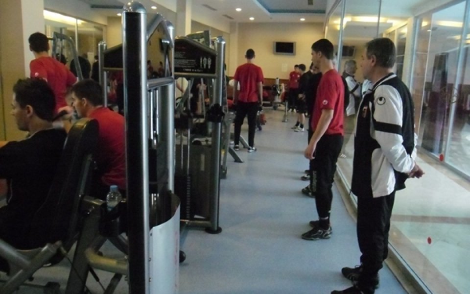 СНИМКИ: Проливен дъжд измести сутрешната тренировка на Локо Пд във фитнеса