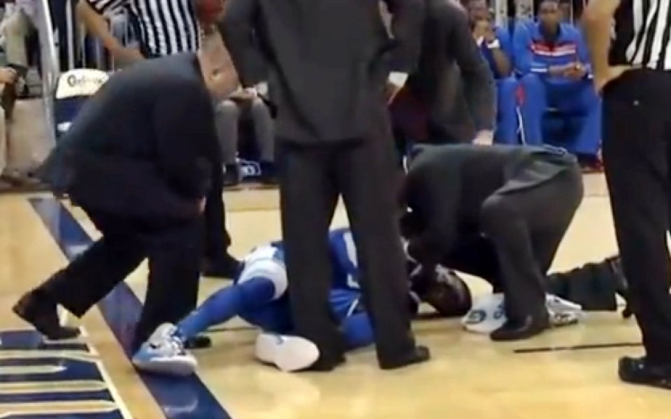 ВИДЕО: Тежка травма постави под въпрос кариерата на най-добрия колежанин в САЩ