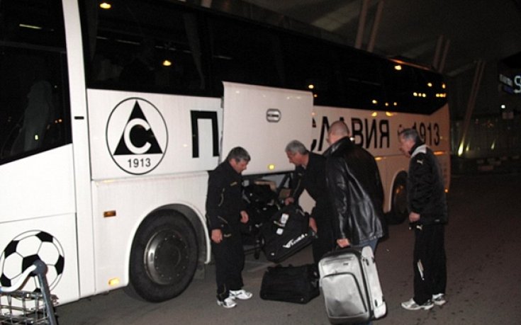 СНИМКИ: Славия се прибра от Турция, Вили и Венци доволни от подготовката