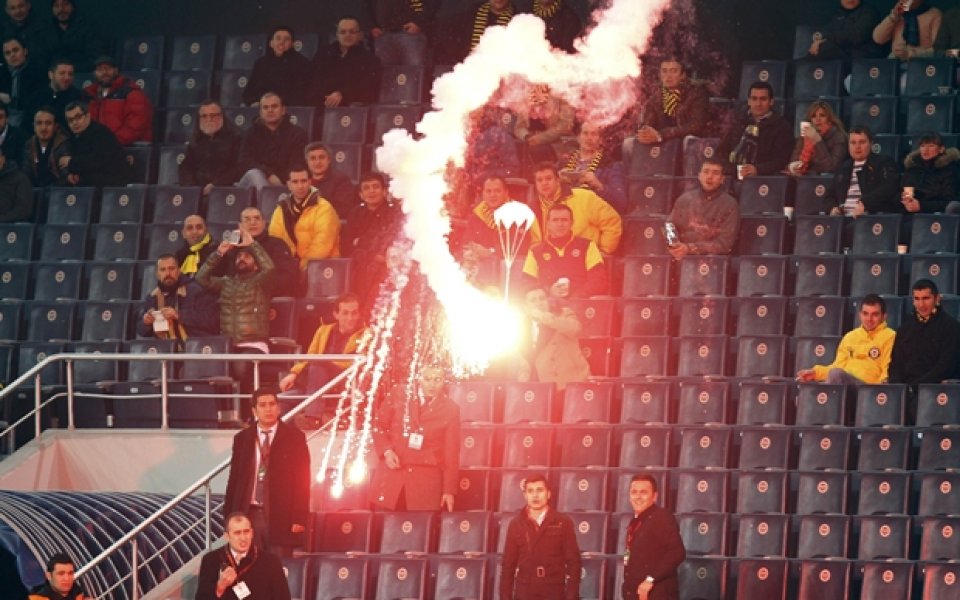 ВИДЕО: Въпреки забраната, фенове на Фенербахче гледаха своите на стадиона