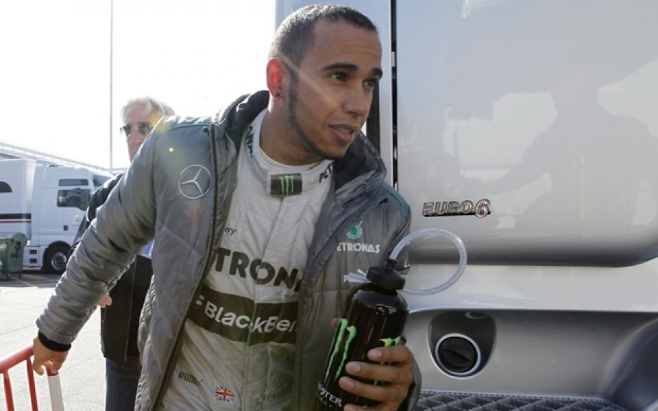 Хамилтън сложи край на вторите тестове с най-добро време