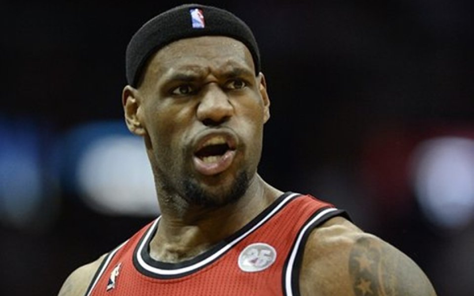 Трипъл-дабъл за ЛеБрон Джеймс при победа на Маями