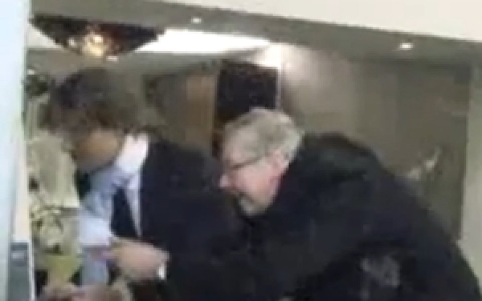 ВИДЕО: Актьори влязоха в ролите на Манчини и Фъргюсън