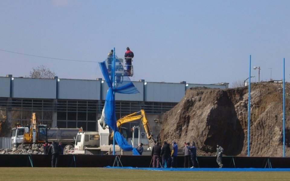СНИМКИ: На Герена слагат сини предпазни мрежи и чакат лиценз за стадиона