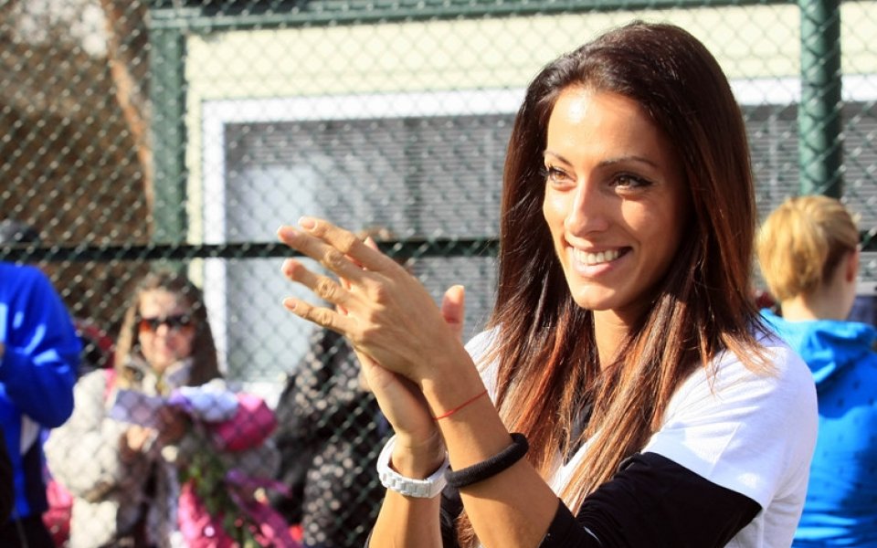 СНИМКИ: Ивет Лалова зарадва стотици деца с открита тренировка