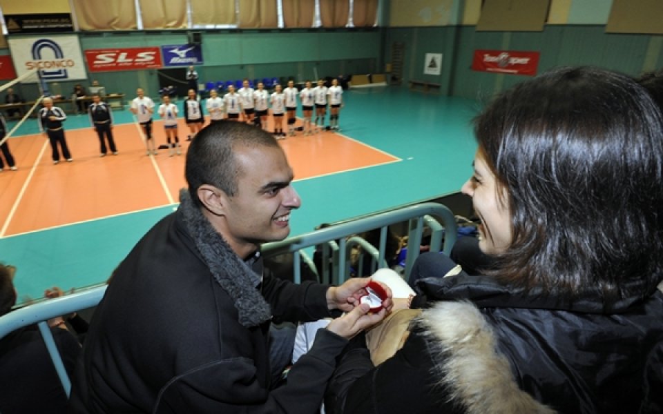 Годеж в Гонг, Ема каза „Да“ на Веско