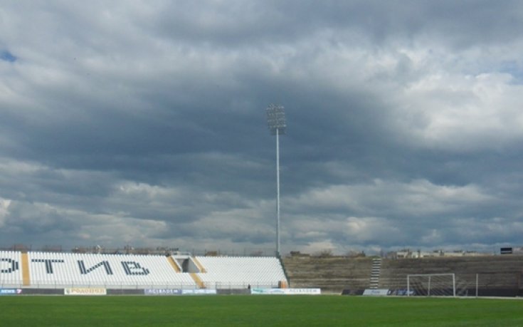 Вдигнаха стълбовете за осветлението на стадион Лаута