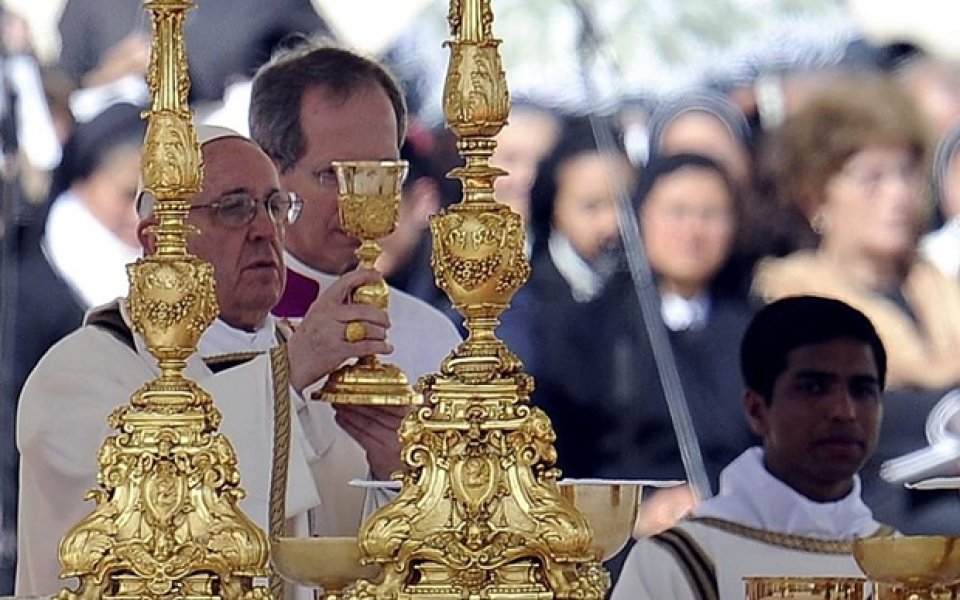 Папа Франциск получи сивмолите на папската власт, ще се бори срещу гей браковете