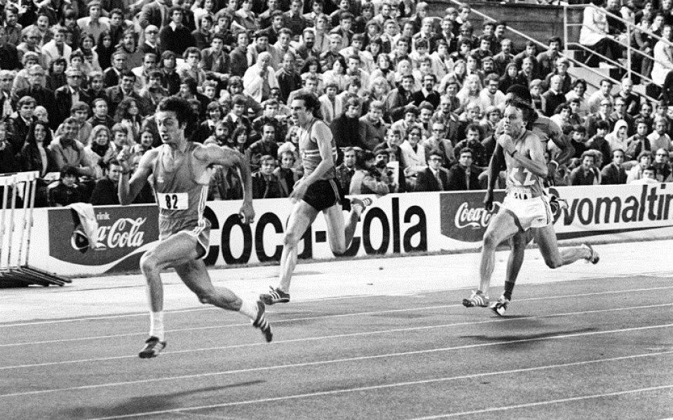 Италия излиза с черни ленти, почита легендарен спринтьор