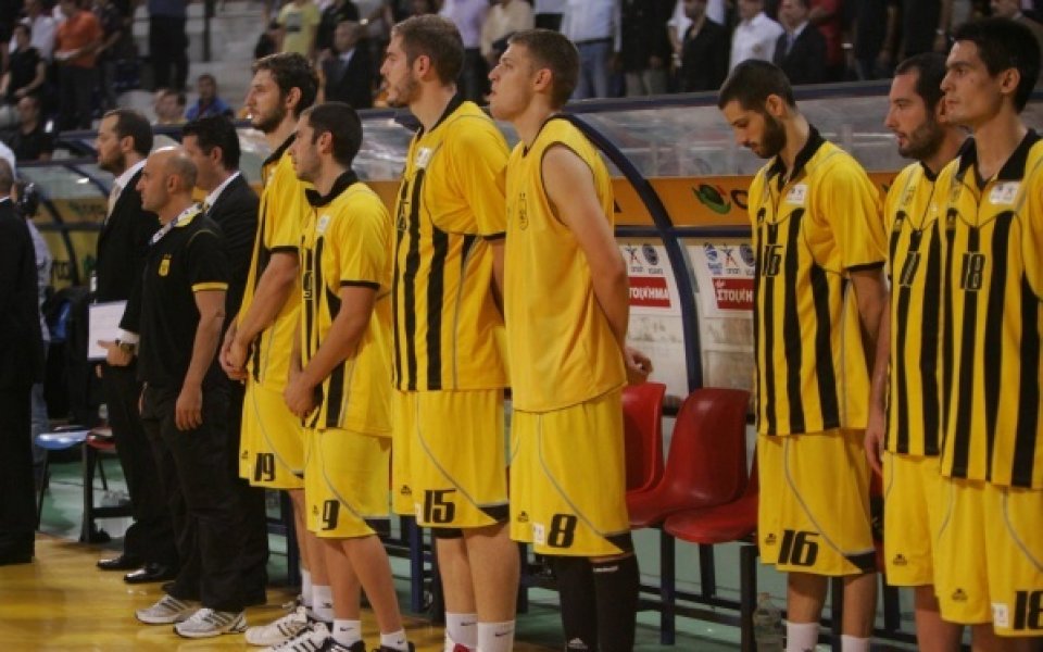 Везенков и Арис издържаха едно полувреме срещу Олимпиакос