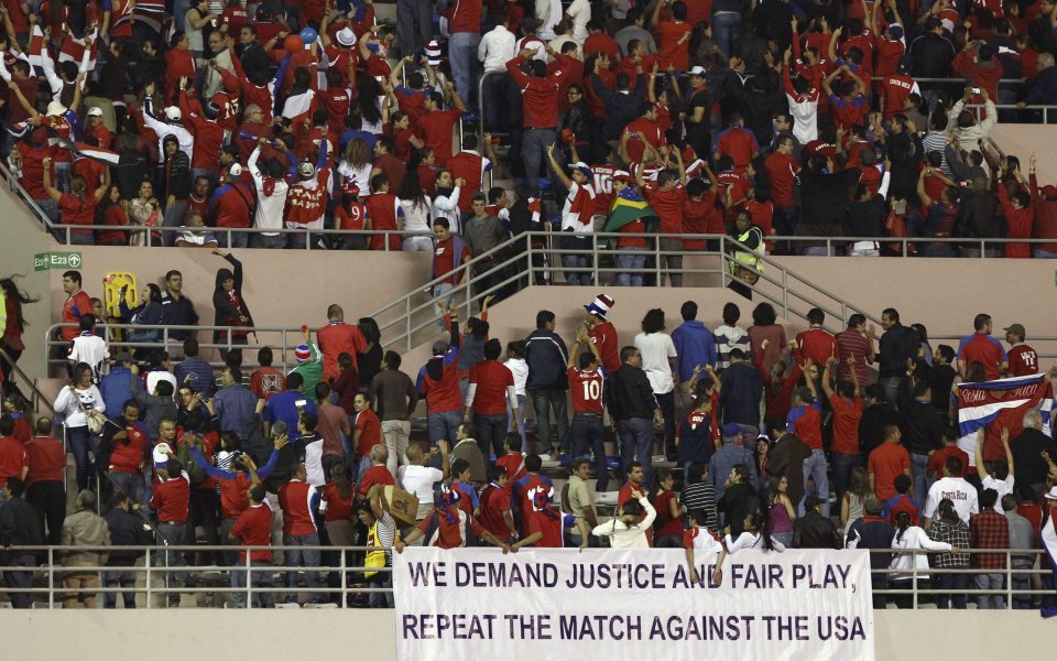 ВИДЕО: Впечатляваща гледка, феновете на Коста Рика протестират срещу ФИФА