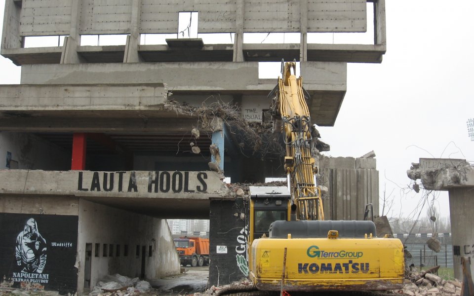 СНИМКИ: Започна реновирането на трибуна „Бесика“