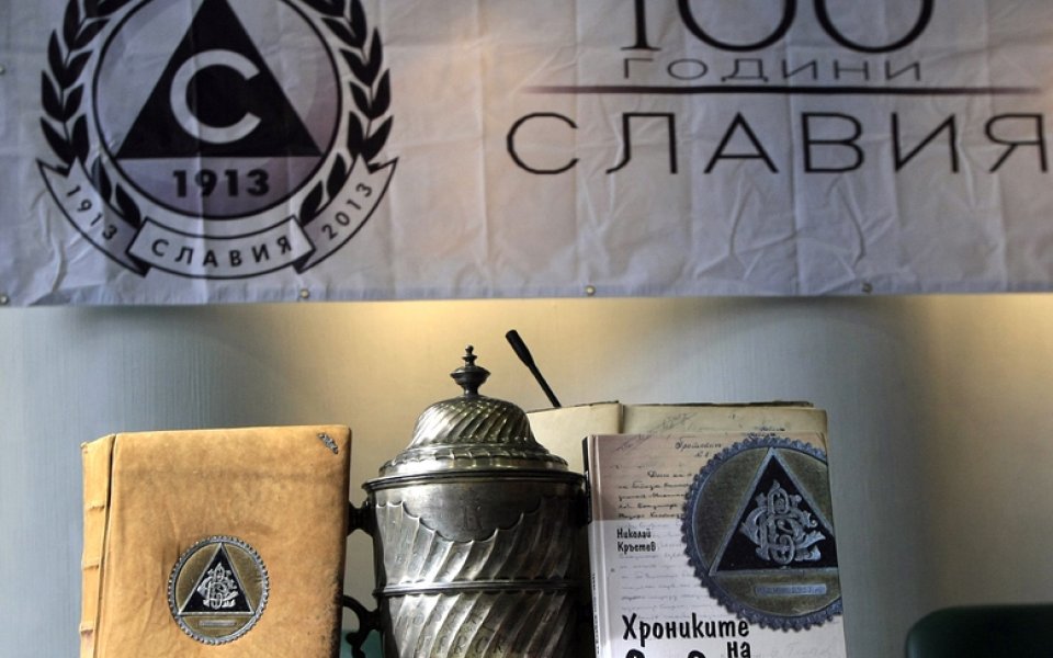 Стойчев и Михайлов награждават легенди на Славия