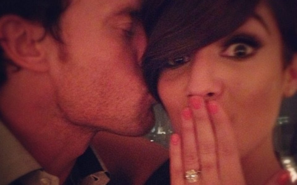 Уейн Бридж се сгоди за певица