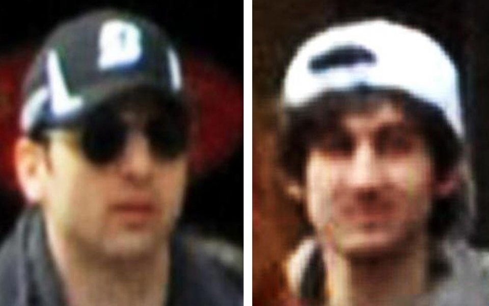 ФБР разпространи снимки на двама заподозрени за експлозиите в Бостън