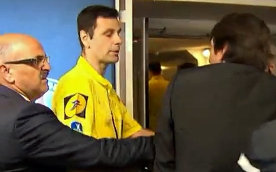 ВИДЕО: Леонардо атакува рефера в тунела