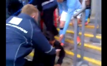 ВИДЕО: Стълбите на Уембли се оказаха хлъзгави за Тевес