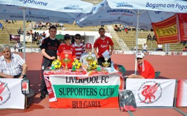 Фенове на Ливърпул организират детски футболен празник в Пловдив