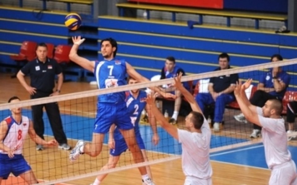 Волейболистите загубиха първата си контрола за сезона