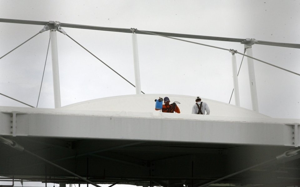 Срути се покривът на един от стадионите за Мондиал 2014