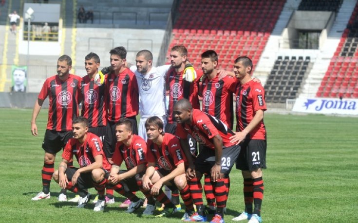 Локо Сф маха един от бразилците си, оставя двама