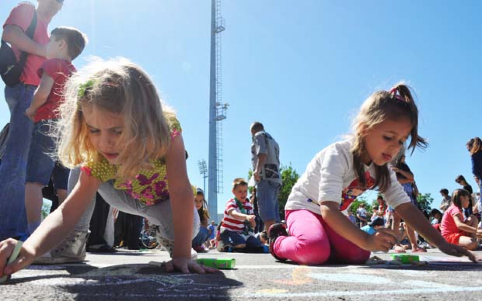 СНИМКИ: Деца изрисуваха паркинга на „Лудогорец Арена“