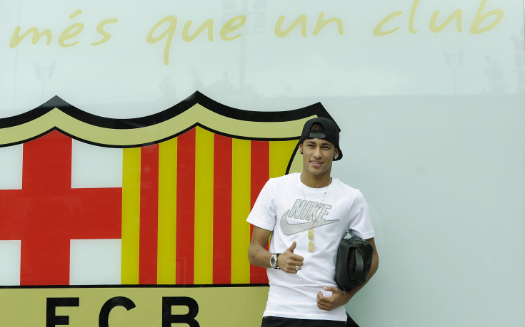 ВИДЕО: Неймар пристигна в Барселона, 50 хиляди го очакват на „Камп Ноу“