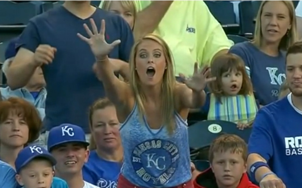 ВИДЕО: Детенце прецака гореща мацка за топката