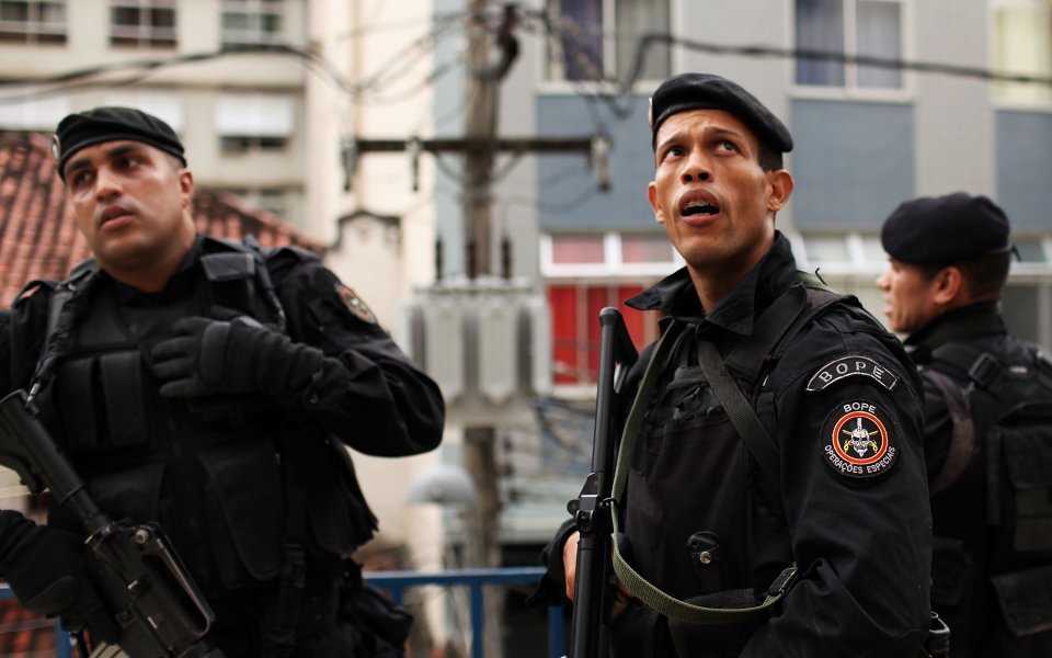 Осем ранени полицаи по време на сблъсъците преди Бразилия – Мексико