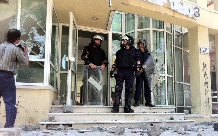 СНИМКИ: Фенове на ЦСКА изпотрошиха сградата на БФС