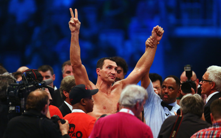 Владимир Кличко задмина Лари Холмс в престижна класация