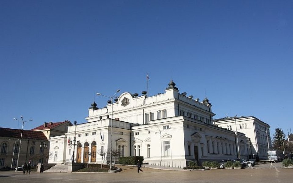 След нощ на напрежение около парламента е спокойно