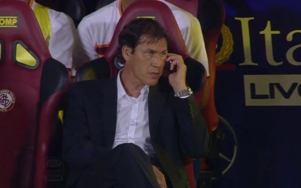 ВИДЕО: Руди Гарсия изуми Италия - говори по GSM-а по време на мач