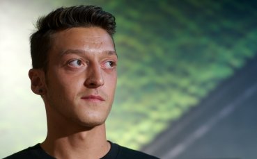 Месут Йозил тренира с Бундестима