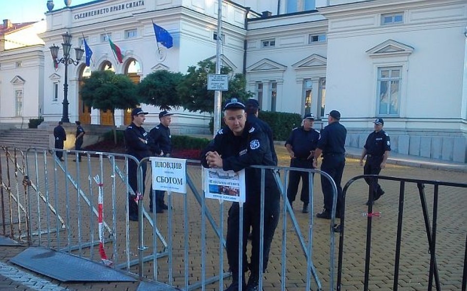 Протестиращи готвят блокада на НС и „голямо посрещане” на депутатите