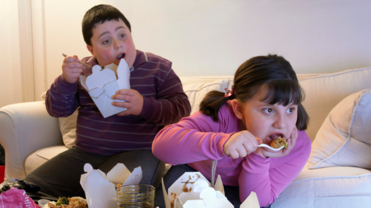 дебели деца телевизия храна преяждане