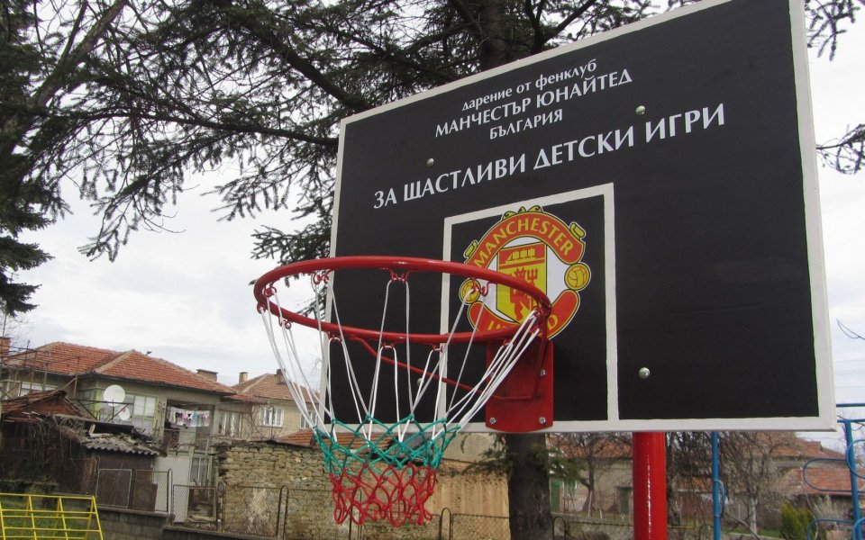 Официалният български фенклуб на Манчестър Юнайтед дари храни на бежанците
