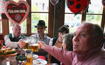 СНИМКИ: Гуардиола и Тиаго се забавляват на Октоберфеста