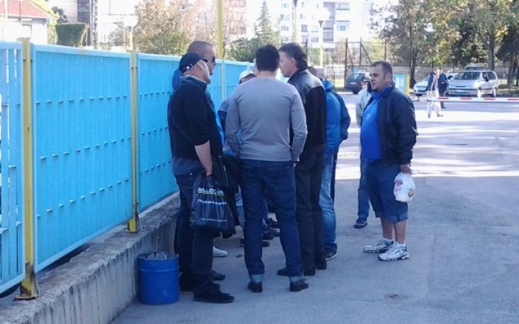 Сираков и Йовов успокояват фенове, недоволни от Петев