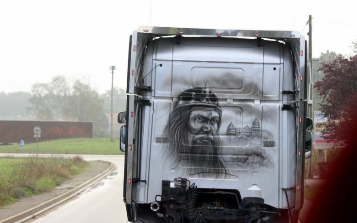 СНИМКИ: 24 часа на камионите в Льо Ман събира над 30 000, гледат и изрисувани кабини