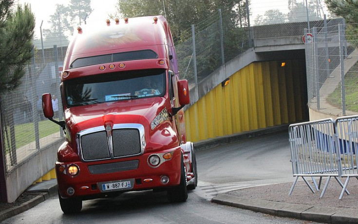 СНИМКИ: 24 часа на камионите в Льо Ман събира над 30 000, гледат и изрисувани кабини