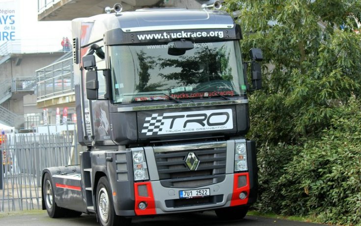 СНИМКИ: 24 часа на камионите в Льо Ман събира над 30 000, гледат и изрисувани кабини