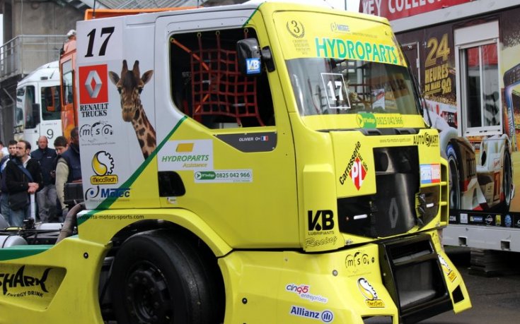 СНИМКИ: 24 часа на камионите в Льо Ман събира над 30 000, гледат и изрисувани кабини