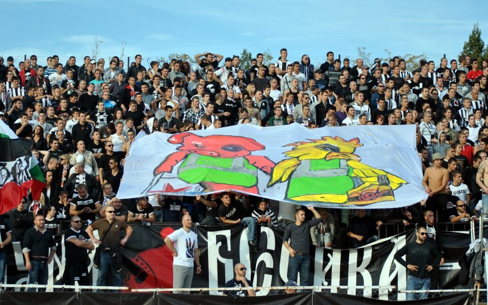 Седалките, които ще бъдат монтирани на новите три трибуни на